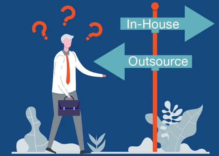 So sánh giữa marketing thuê ngoài và đội ngũ marketing in-house